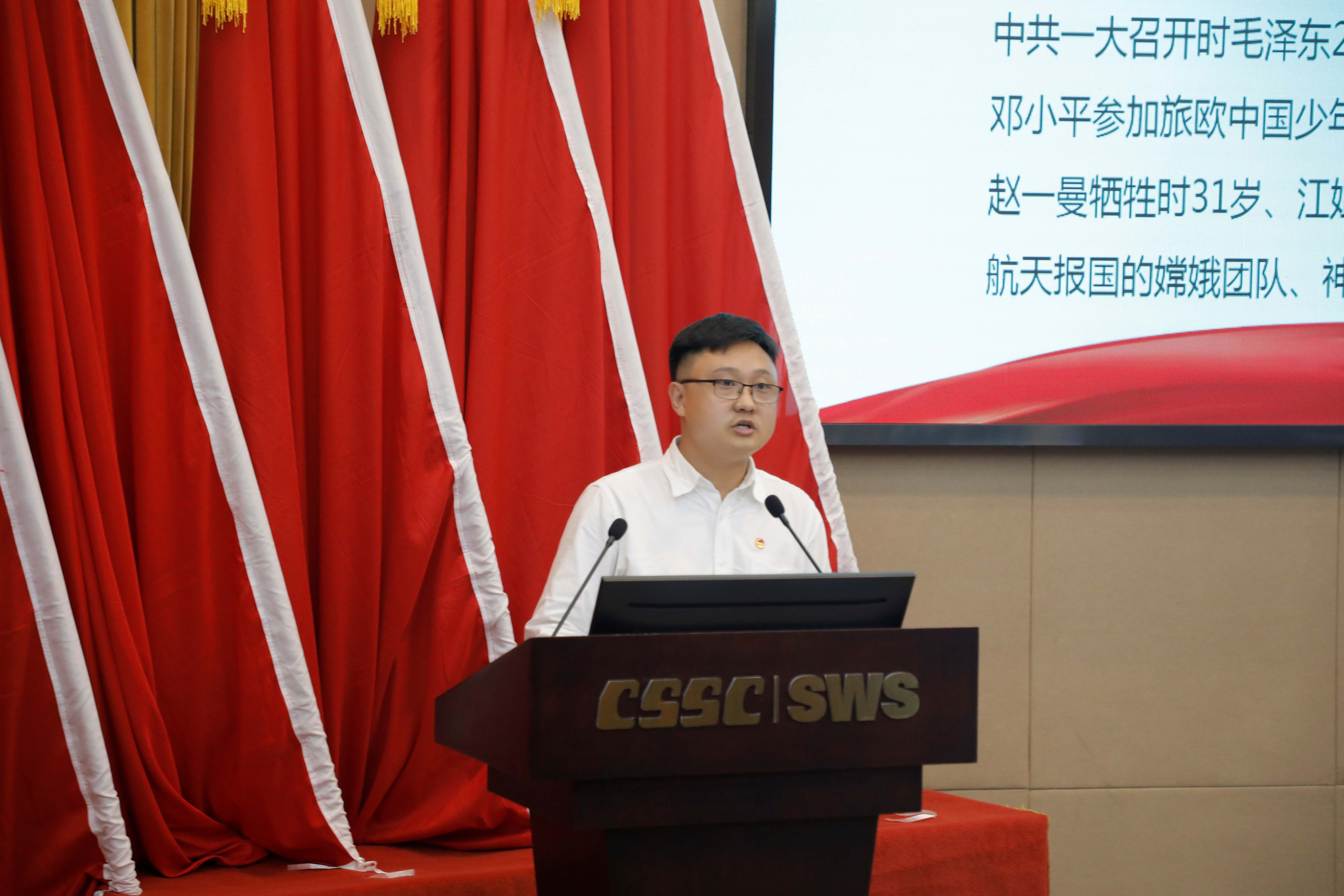 16李良啟以“踐行青年使命 譜寫青春華章 以?shī)^斗姿態(tài)激揚(yáng)青春”為主題發(fā)言.jpg